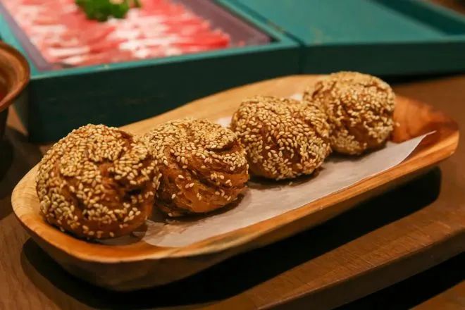 福成、思念等相繼上馬，京味兒麻醬燒餅?zāi)芊裣胥~鍋涮一樣圈粉？
