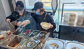 庫迪賣盒飯、檸季賣烤腸…茶飲店開辟副業(yè)，凍品小吃大有機(jī)會
