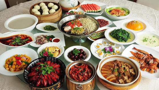 5月全國(guó)餐飲收入4605億元，同比增0.6%；限上餐飲收入負(fù)增長(zhǎng)